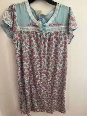 Amanda Paige night gown delicate white lace trimmed neckline pink rose